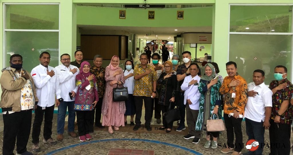 Anggota Komisi IX DPR RI beserta rombongan saat foto bersama dengan Direktur RSMM Timika dan jajaran dokter serta perwakilan dari PT Freeport Indonesia (Foto:salampapua.com/Evita)