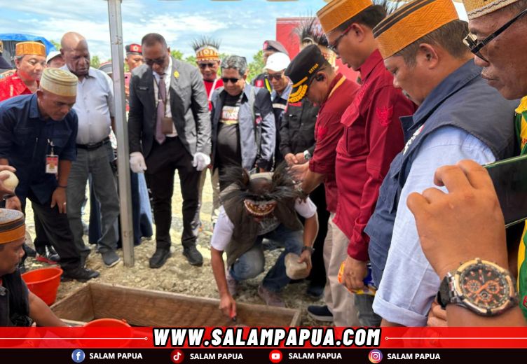 Peletakan batu pertama pembangunan gedung Baruga di Jalan Irigasi Ujung Timika oleh Wakil Ketua Umum KKSS Laksamana Muda TNI Abdul Rivai Ras (salampapua.com/Evita)