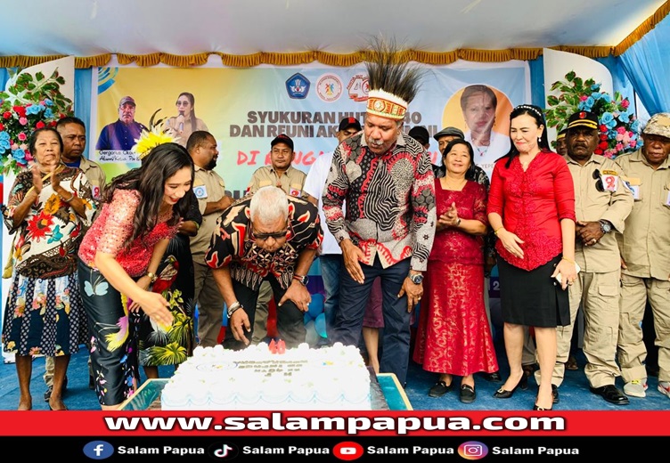Bupati Mimika Johannes Rettob didampingi Ketua Umum Panitia Gregorius Okoare dan Kepala SD Koperapoka 1 Mimika, Margarita Abraham saat meniup lilin HUT ke-40 SD Koperapoka 1 Mimika (salampapua.com/Evita)