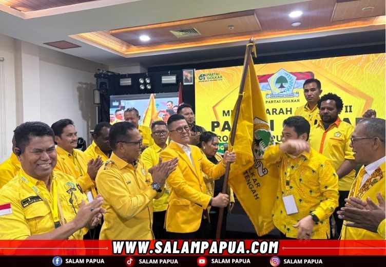 Penyerahan bendera pataka Partai Golkar kepada Ketua DPD I Provinsi Papua Tengah, Soedeson Tandra (salampapua.com/Evita)