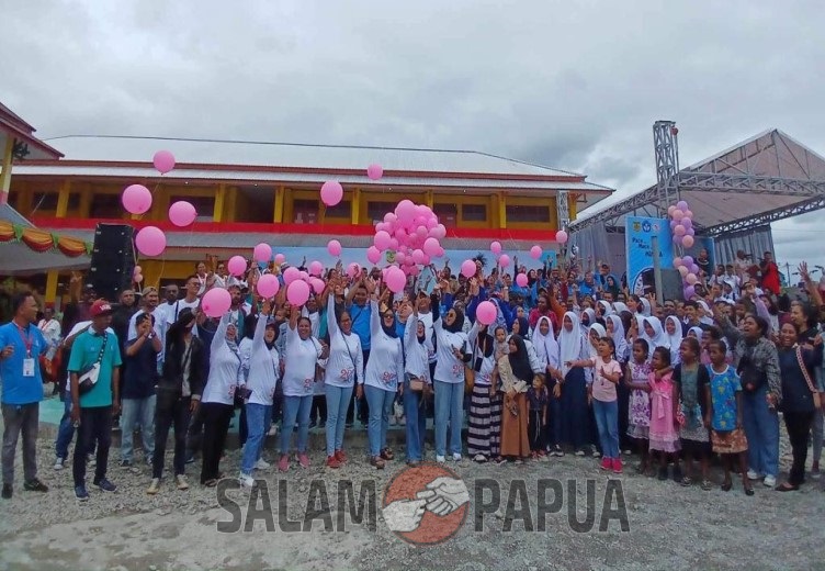 Para alumni SD Koperapoka saat melepas balon ke udara (Foto:salampapua.com/Evita)