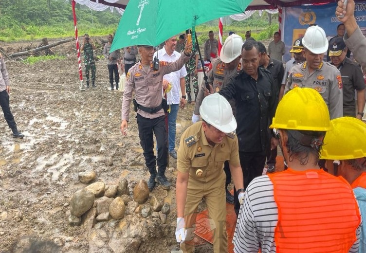 Pj Bupati Mimika Valentinus Sudarjanto Sumito saat turut meletakan batu permata pembangunan RS Bhayangkara tingkat IV di Mile 32 Timika (Foto:salampapua.com/Acik)