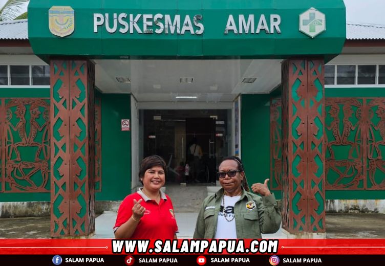 Kepala Bidang Pelayanan Kesehatan (Yankes) Martina Siska Magai bersama petugas kesehatan saat proses penilaian akreditasi di Puskesmas Amar (salampapua.com/Foto Dokumen Dinkes)