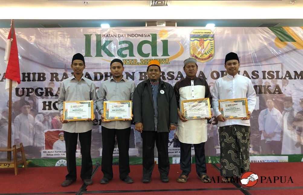 Pemberian sertifikat penghargaan untuk perwakilan imam-imam masjid (Foto:salampapua.com/Evita)